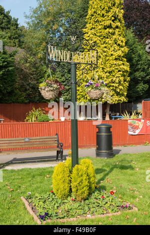 Windlesham village segno, Chertsey Road, Windlesham, Surrey, England, Regno Unito Foto Stock