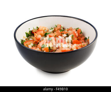 La salsa Pico de Gallo in una ciotola nero isolato su bianco Foto Stock