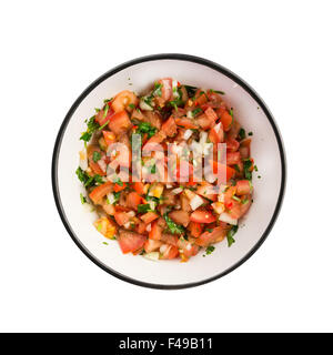 La salsa Pico de Gallo in una ciotola nero isolato su bianco Foto Stock