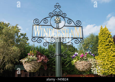 Windlesham village segno, Chertsey Road, Windlesham, Surrey, England, Regno Unito Foto Stock