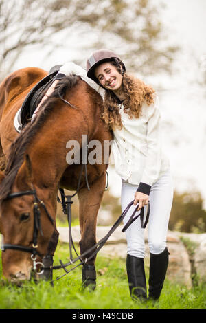 Giovane donna con il suo cavallo Foto Stock