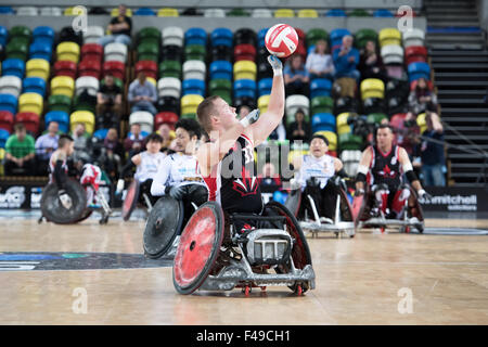 Londra, Regno Unito. 15 ottobre, 2015. JPN perde a può 50-60. il 4° giorno del mondo BT sedia a rotelle Rugby Challenge. Il 15 ottobre 2015. Casella di rame, Queen Elizabeth Olympic Park. Zachary Madell afferra la palla. Credito: pmgimaging/Alamy Live News Foto Stock