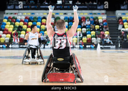 Londra, Regno Unito. 15 ottobre, 2015. JPN perde a può 50-60. il 4° giorno del mondo BT sedia a rotelle Rugby Challenge. Il 15 ottobre 2015. Casella di rame, Queen Elizabeth Olympic Park. Zachary Madell chiede la palla! Credito: pmgimaging/Alamy Live News Foto Stock