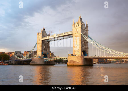 Il Tower Bridge di Londra nel pomeriggio la luce del sole Foto Stock