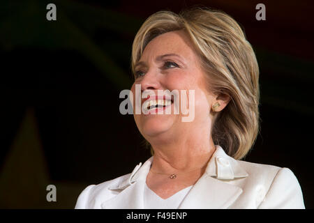 Noi democratici speranzoso presidenziali Hillary Clinton saluta i tifosi durante una interruzione della campagna a San Antonio, Texas Foto Stock