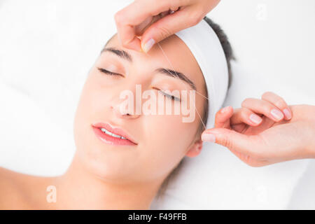 Mani belle di threading womans labbro superiore Foto Stock