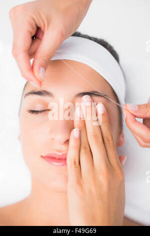 Mani belle di threading womans occhi superiore Foto Stock