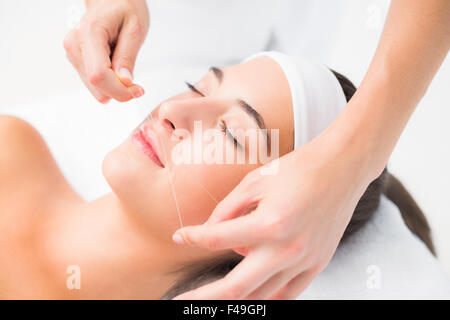 Mani belle di threading womans labbro superiore Foto Stock