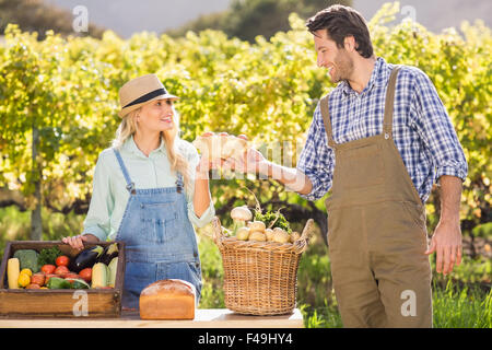 Felice agricoltore giovane consegna delle uova Foto Stock