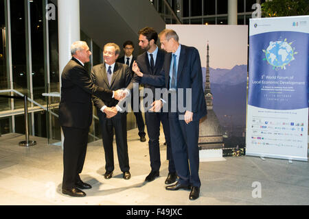 Torino, Italia. 15 ottobre, 2015. Il presidente del Senato Pietro Grasso lo handshaking con Enzo La Volta, Consigliere della Città di Torino a Intesa Sanpaolo il grattacielo prima di cena di gala. Credito: Mauro Ujetto/Pacific Press/Alamy Live News Foto Stock