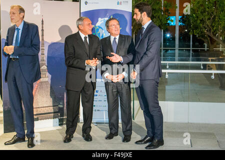 Torino, Italia. 15 ottobre, 2015. Il presidente del Senato Pietro Grasso (2L) con Piero Fassino (1L) il sindaco di Torino, Gian Maria Gros-Pietro (3L) di Intesa SanPaolo e Enzo La Volta (4L), Consigliere della Città di Torino a Intesa Sanpaolo il grattacielo prima di cena di gala. Credito: Mauro Ujetto/Pacific Press/Alamy Live News Foto Stock