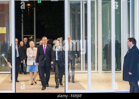 Torino, Italia. 15 ottobre, 2015. Ban Ki-moon, Segretario Generale delle Nazioni Unite, entra in Intesa Sanpaolo il grattacielo prende parte alla cena di gala per il terzo forum mondiale dello sviluppo economico locale a Torino. Credito: Mauro Ujetto/Pacific Press/Alamy Live News Foto Stock