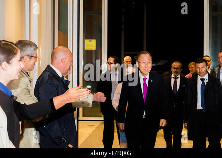 Torino, Italia. 15 ottobre, 2015. Ban Ki-moon, Segretario Generale delle Nazioni Unite, entra in Intesa Sanpaolo il grattacielo prende parte alla cena di gala per il terzo forum mondiale dello sviluppo economico locale a Torino. Credito: Mauro Ujetto/Pacific Press/Alamy Live News Foto Stock