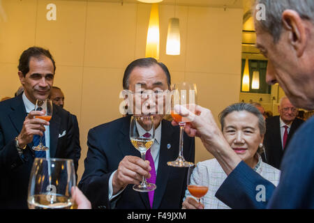 Torino, Italia. 15 ottobre, 2015. Ban Ki-moon (C), il Segretario generale delle Nazioni Unite, fare un brindisi con Piero Fassino (1R) il sindaco di Torino durante la cena di gala per il terzo forum mondiale dello sviluppo economico locale di Torino a Intesa Sanpaolo il grattacielo e Torino . Credito: Mauro Ujetto/Pacific Press/Alamy Live News Foto Stock