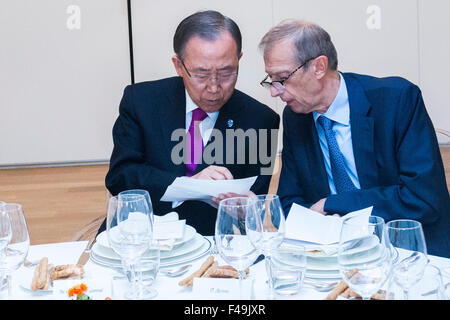 Torino, Italia. 15 ottobre, 2015. Ban Ki-moon (1L), il Segretario generale delle Nazioni Unite, e Piero Fassino (2L) il sindaco di Torino ha parlato durante la cena di gala per il terzo forum mondiale dello sviluppo economico locale a Torino presso Intesa Sanpaolo il grattacielo. Credito: Mauro Ujetto/Pacific Press/Alamy Live News Foto Stock