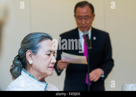 Torino, Italia. 15 ottobre, 2015. Yoo presto-taek, moglie di Ban Ki-moon (1L), il Segretario generale delle Nazioni Unite mentre egli parlava durante la cena di gala per il terzo forum mondiale dello sviluppo economico locale a Torino presso Intesa Sanpaolo il grattacielo. Credito: Mauro Ujetto/Pacific Press/Alamy Live News Foto Stock