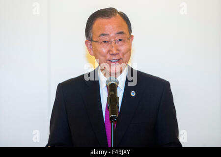 Torino, Italia. 15 ottobre, 2015. Ban Ki-moon (1L), il Segretario generale delle Nazioni Unite ha parlato durante la cena di gala per il terzo forum mondiale dello sviluppo economico locale a Torino presso Intesa Sanpaolo il grattacielo. Credito: Mauro Ujetto/Pacific Press/Alamy Live News Foto Stock