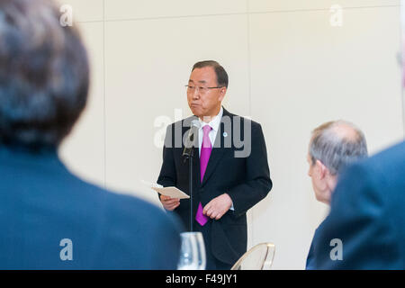 Torino, Italia. 15 ottobre, 2015. Ban Ki-moon (1L), il Segretario generale delle Nazioni Unite ha parlato durante la cena di gala per il terzo forum mondiale dello sviluppo economico locale a Torino presso Intesa Sanpaolo il grattacielo. Credito: Mauro Ujetto/Pacific Press/Alamy Live News Foto Stock