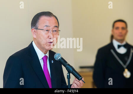 Torino, Italia. 15 ottobre, 2015. Ban Ki-moon (1L), il Segretario generale delle Nazioni Unite ha parlato durante la cena di gala per il terzo forum mondiale dello sviluppo economico locale a Torino presso Intesa Sanpaolo il grattacielo. Credito: Mauro Ujetto/Pacific Press/Alamy Live News Foto Stock