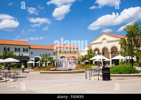 Vista di Tanger Outlet outdoor shopping mall vicino al con persone visibili. Foto Stock