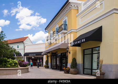 Vista di Tanger Outlet outdoor shopping mall vicino al con persone visibili. Foto Stock