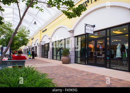 Vista di Tanger Outlet outdoor shopping mall vicino al con persone visibili. Foto Stock