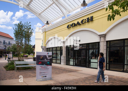 Vista di Tanger Outlet outdoor shopping mall vicino al con persone visibili. Foto Stock