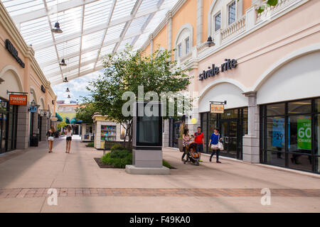 Vista di Tanger Outlet outdoor shopping mall vicino al con persone visibili. Foto Stock