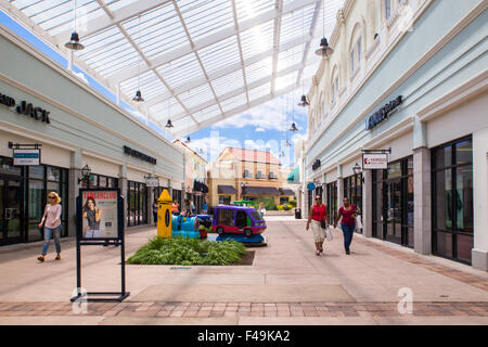 Il DEER PARK, NY - Luglio 22, 2015: Vista di Tanger Outlet outdoor shopping mall a Long Island, NY Foto Stock