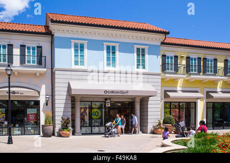 Il DEER PARK, NY - Luglio 22, 2015: Vista di Tanger Outlet outdoor shopping mall a Long Island, NY vicino al Osh Kosh bambini Foto Stock