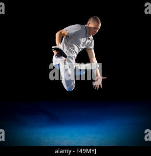 Formazione Breakdancer su sfondo scuro Foto Stock