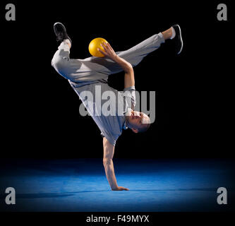 Formazione Breakdancer su sfondo scuro Foto Stock