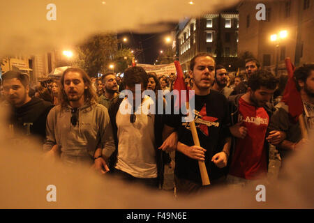 Atene, Grecia. 15 ottobre, 2015. I membri del greco dei pubblici funzionari ADEDY Confederazione partecipare ad un anti-guerra e anti-imperialismo rally di fronte la Commissione europea ha uffici a Atene, Grecia, dal 15 ottobre 2015. Credito: Marios Lolos/Xinhua/Alamy Live News Foto Stock