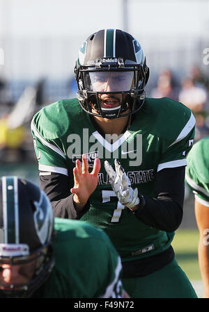 Ottobre 03, 2015: Portland State Vikings quarterback Alex Kuresa (7) durante il NCAA Football gioco tra il North Dakota Fighting Sioux e il Portland State Vikings a Hillsboro Stadium, Portland, O Foto Stock