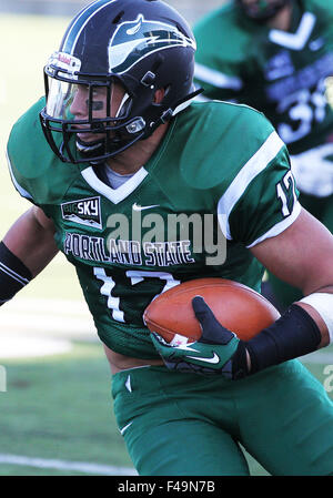 Ottobre 03, 2015: Portland State Vikings quarterback Aidan Wilder (17) arriva a combattere contro il North Dakota Fighting Sioux e il Portland State Vikings a Hillsboro Stadium, Portland, O Foto Stock