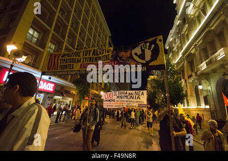 Atene, Grecia. 15 ottobre, 2015. Raccordi e anti fascisti di portare le bandiere e gli striscioni come essi marzo durante una manifestazione di protesta ad Atene contro neonazis e a sostegno dei rifugiati. Credito: George Panagakis/Pacific Press/Alamy Live News Foto Stock