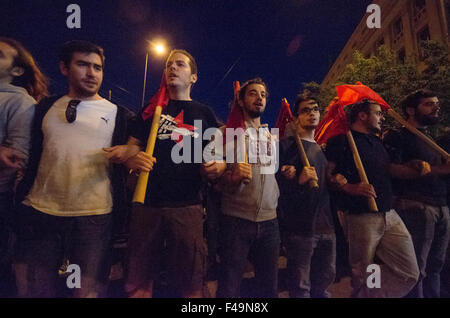 Atene, Grecia. 15 ottobre, 2015. Raccordi e anti fascisti di portare le bandiere e gli striscioni come essi marzo durante una manifestazione di protesta ad Atene contro neonazis e a sostegno dei rifugiati. Credito: George Panagakis/Pacific Press/Alamy Live News Foto Stock