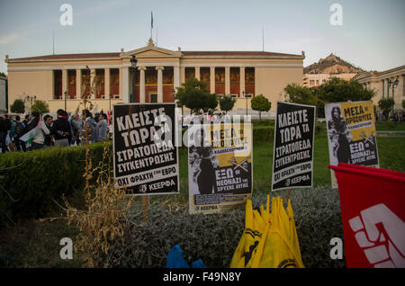 Atene, Grecia. 15 ottobre, 2015. Raccordi e anti fascisti di portare le bandiere e gli striscioni come essi marzo durante una manifestazione di protesta ad Atene contro neonazis e a sostegno dei rifugiati. Credito: George Panagakis/Pacific Press/Alamy Live News Foto Stock