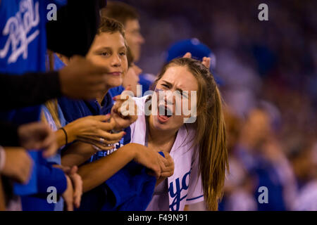 Kansas City, MO, Stati Uniti d'America. Xiv oct, 2015. Ventole celebrare nella quinta inning durante il gioco 5 della serie divisionale Playoff tra Houston Astros e il Kansas City Royals presso Kauffman Stadium di Kansas City, MO. Kyle Rivas/CSM/Alamy Live News Foto Stock