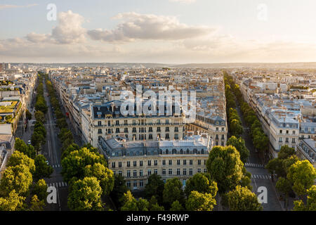 Vista aerea del XVI arrondissement di Parigi, Francia. Vista in stile Haussmanniano edifici e tetti tardo pomeriggio estivo Foto Stock