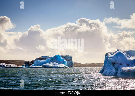 Iceberg galleggianti in laguna di Jokulsarlon dalla costa meridionale dell'Islanda Foto Stock
