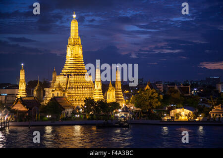 Thailandia, Bangkok, vista notturna di Wat Arun, Tempio di Dawn e il fiume Chao Phraya Foto Stock