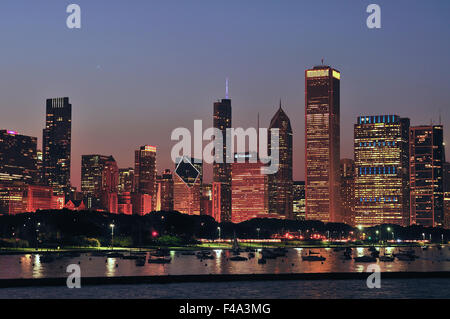 Una porzione sullo skyline di Chicago fornisce un primo piano per un cielo colorato come al tramonto si rivolge al crepuscolo in città. Chicago, Illinois, Stati Uniti d'America. Foto Stock