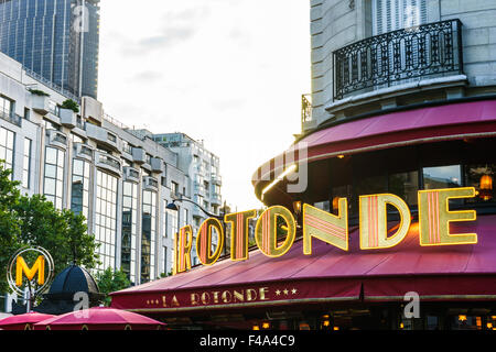 La Rotonde famoso café di Parigi. Luglio, 2015. Parigi, Francia. Foto Stock