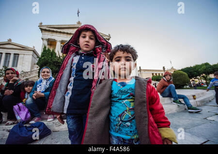 Atene, Grecia. 15 ottobre, 2015. Profughi curdi provenienti dalla città di Kobane attendere ad Atene per trasporto per i confini greci e per il resto dell'Europa. © George Panagakis/Pacific Press/Alamy Live News Foto Stock