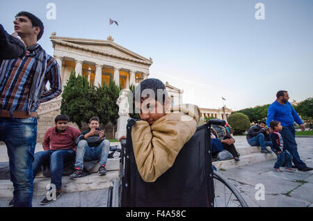 Atene, Grecia. 15 ottobre, 2015. Profughi curdi provenienti dalla città di Kobane attendere ad Atene per trasporto per i confini greci e per il resto dell'Europa. © George Panagakis/Pacific Press/Alamy Live News Foto Stock