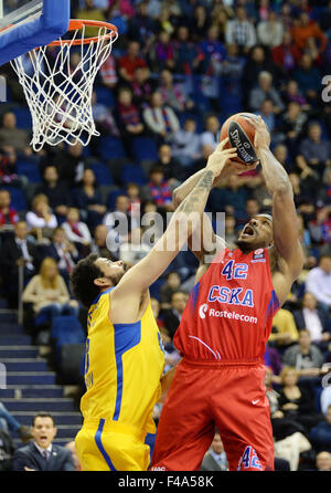 Mosca, Russia. 15 ottobre, 2015. Kyle Hines del CSKA (R) il sistema VIES con Vitor Faverani di Maccabi durante l'Eurolega di Basket match tra la Russia CSKA Mosca e Israele FOX Maccabi Tel Aviv a Mosca, Russia, dal 15 ottobre 2015. Il CSKA ha vinto 100-69. Credito: Pavel Bednyakov/Xinhua/Alamy Live News Foto Stock