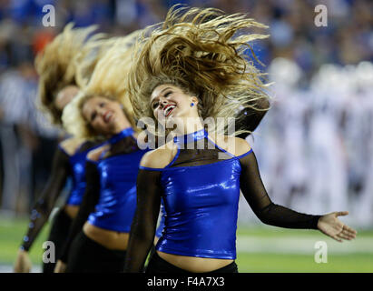 Lexington, Kentucky, Stati Uniti d'America. 15 ottobre, 2015. UK dance cat Kirsten Peterson, come il Kentucky ha giocato Auburn giovedì 15 ottobre 2015 in Lexington, KY. Foto di Mark Cornelison | Credito personale: Lexington Herald-Leader/ZUMA filo/Alamy Live News Foto Stock