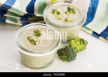 Crema di broccoli minestra sulla tabella Foto Stock