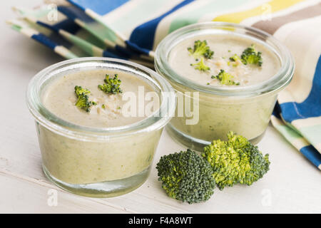 Crema di broccoli minestra sulla tabella Foto Stock